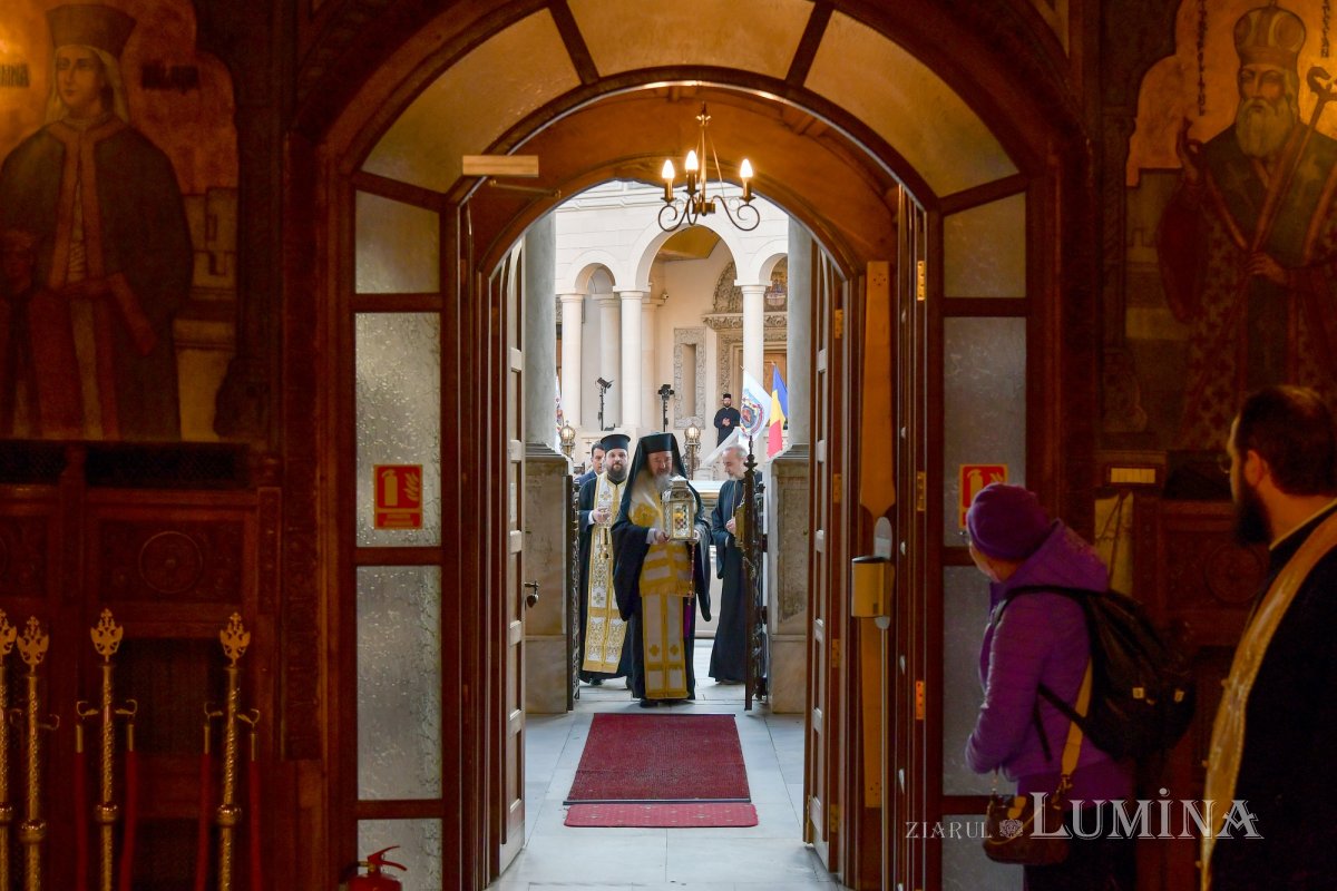 Sfânta Lumină a fost adusă și anul acesta în țara noastră  210899