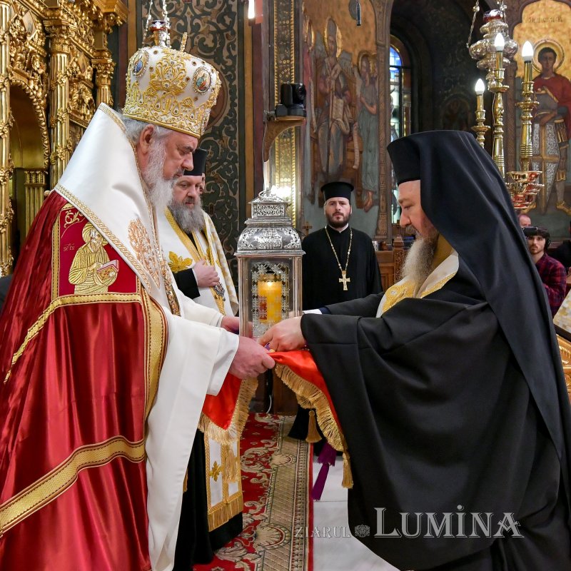 Sfânta Lumină a fost adusă și anul acesta în țara noastră  210905