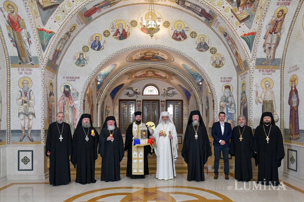 Sfânta Lumină a fost adusă și anul acesta în țara noastră  210912