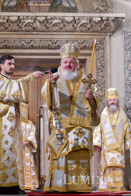 „Hristos a transformat moartea în Paște, în trecere spre viață veșnică” 210966