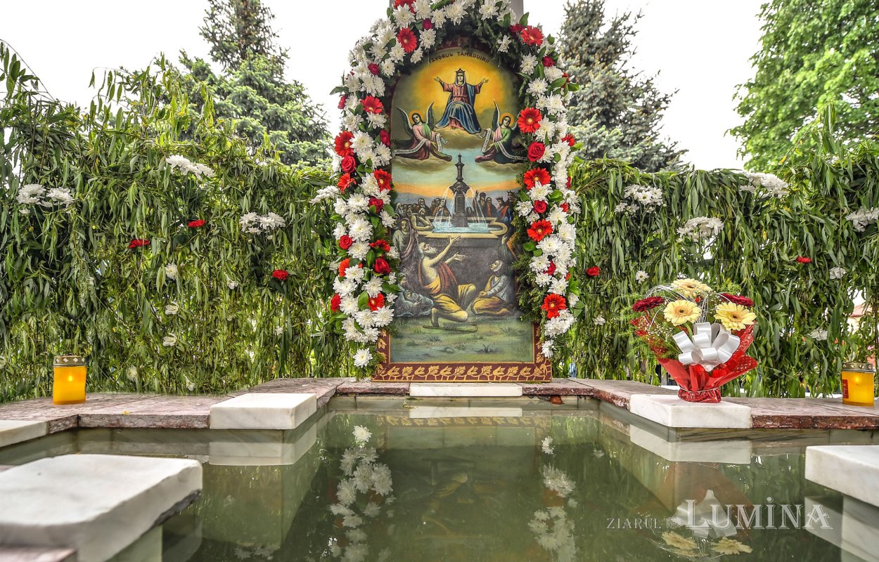 Procesiuni și rugăciuni la izvoare tămăduitoare în Vinerea Luminată 211724