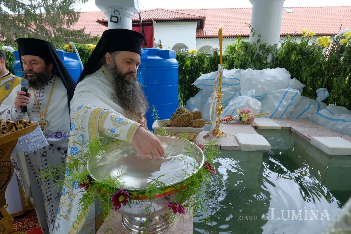 Pelerinaj la izvorul vindecător al mănăstirii prahovene Ghighiu 211803