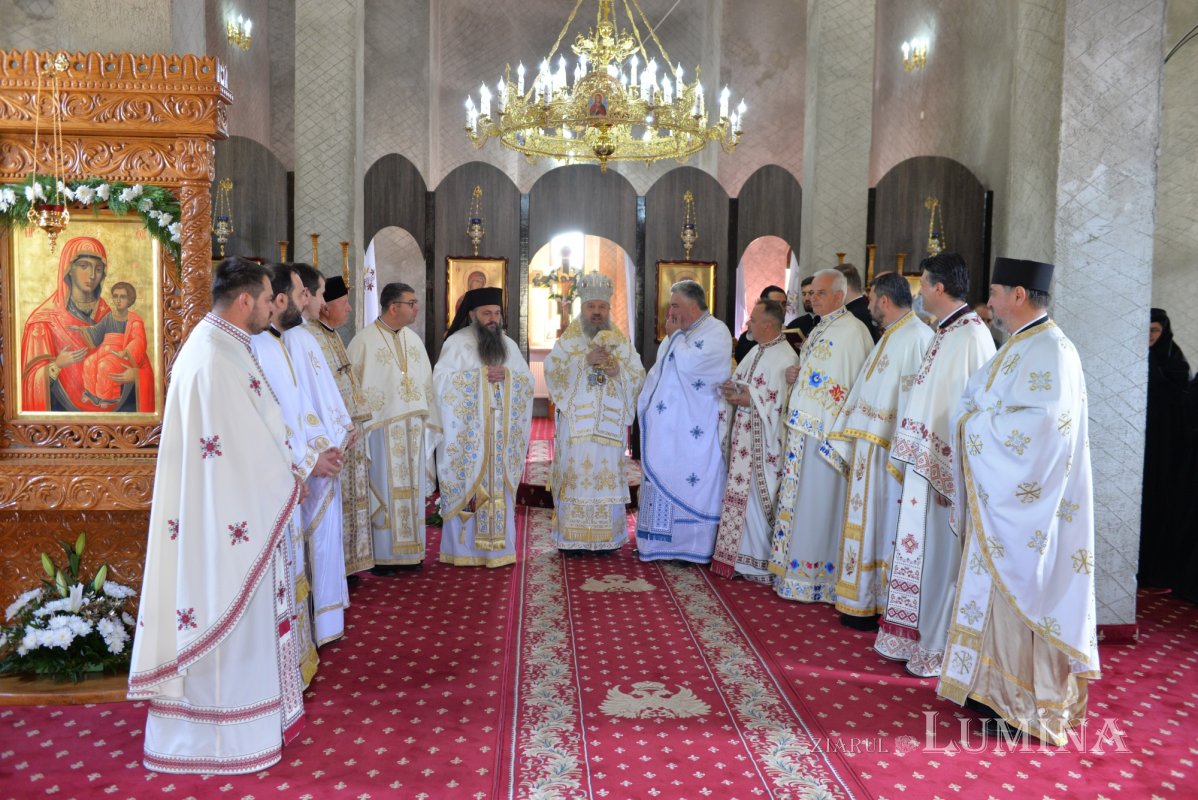 Veșmânt de sfințenie pentru un nou lăcaș de rugăciune prahovean 212804