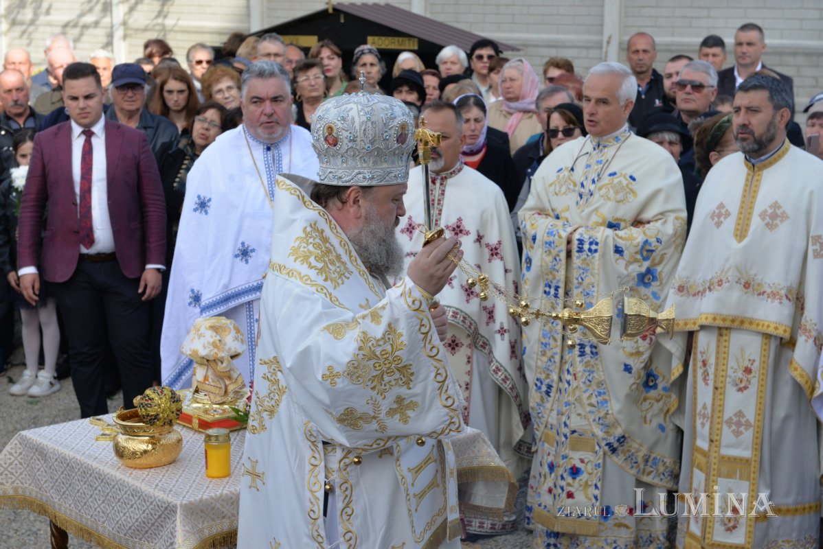 Veșmânt de sfințenie pentru un nou lăcaș de rugăciune prahovean 212805