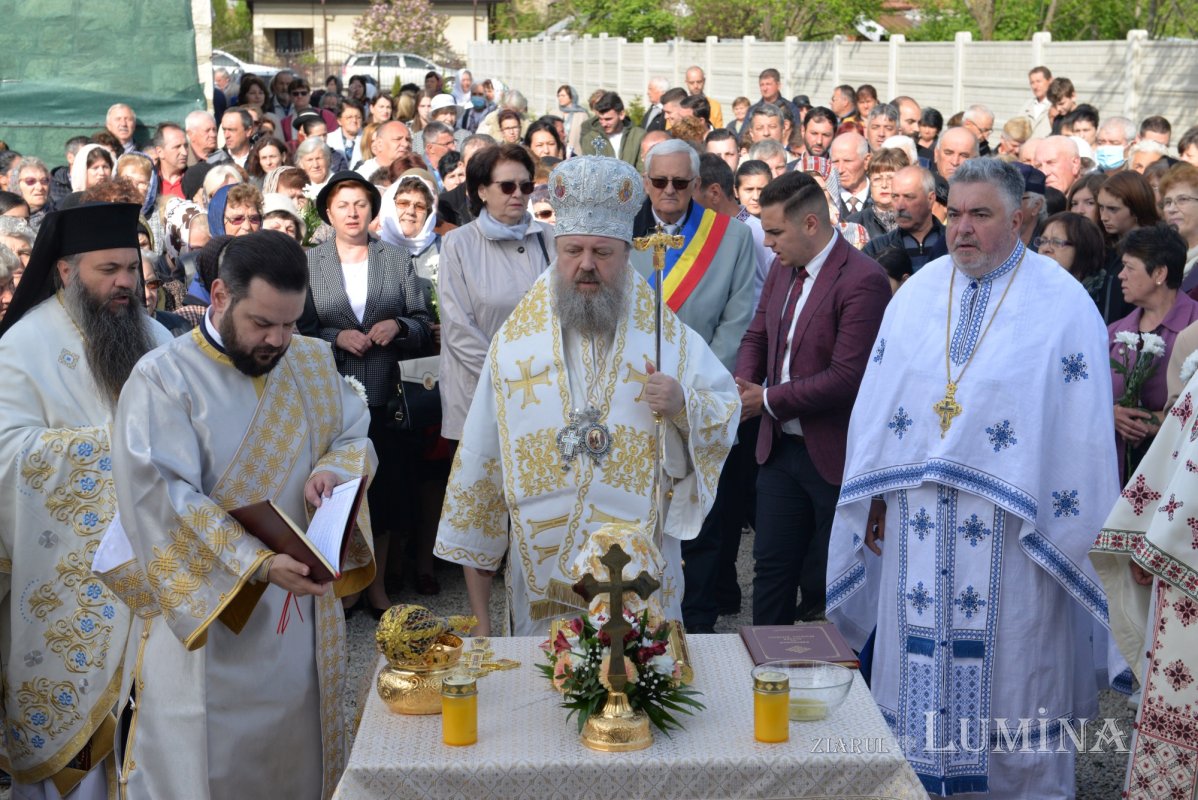 Veșmânt de sfințenie pentru un nou lăcaș de rugăciune prahovean 212806