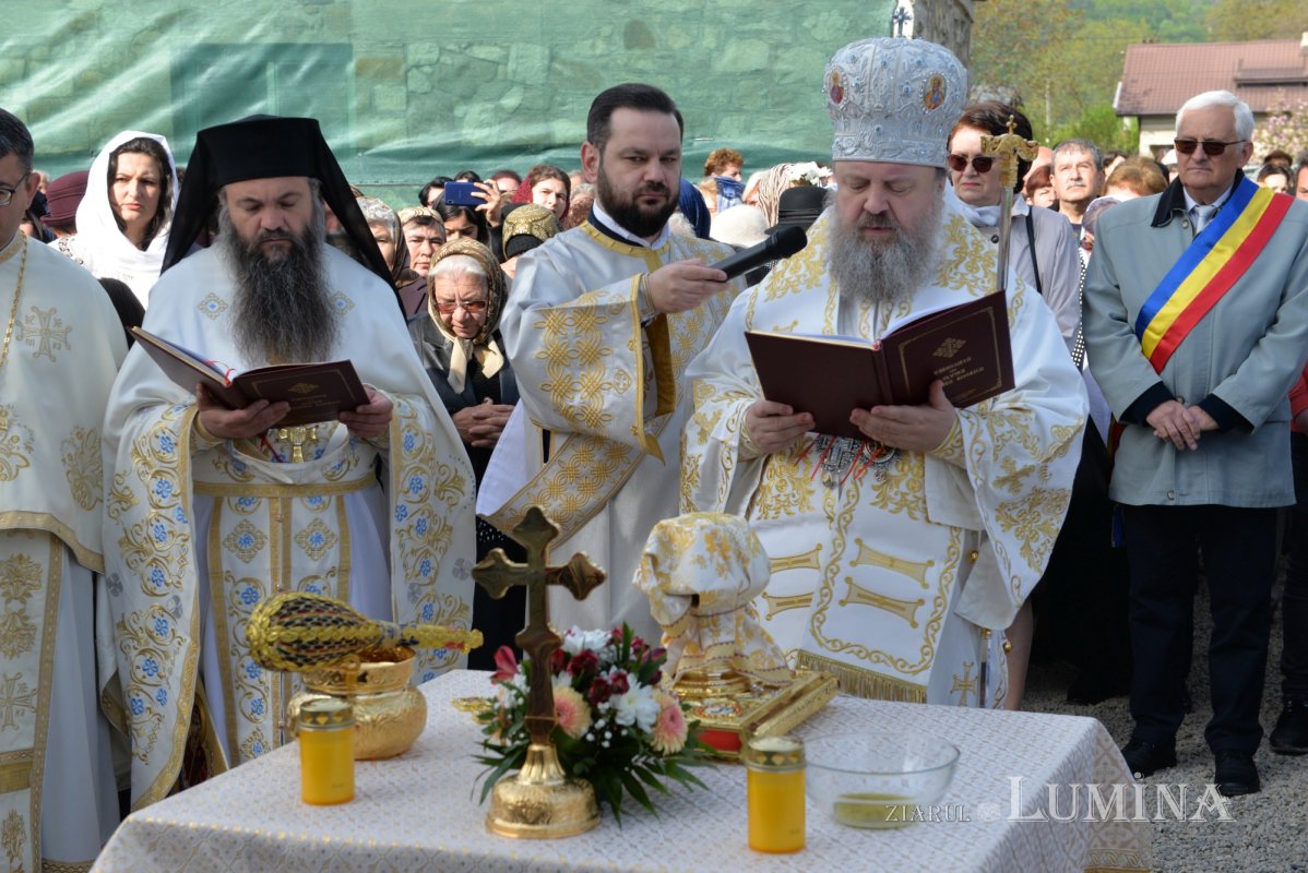 Veșmânt de sfințenie pentru un nou lăcaș de rugăciune prahovean 212808