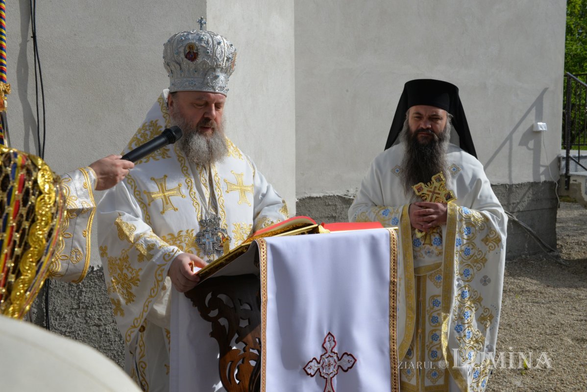 Veșmânt de sfințenie pentru un nou lăcaș de rugăciune prahovean 212809