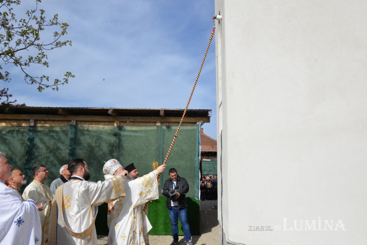 Veșmânt de sfințenie pentru un nou lăcaș de rugăciune prahovean 212810
