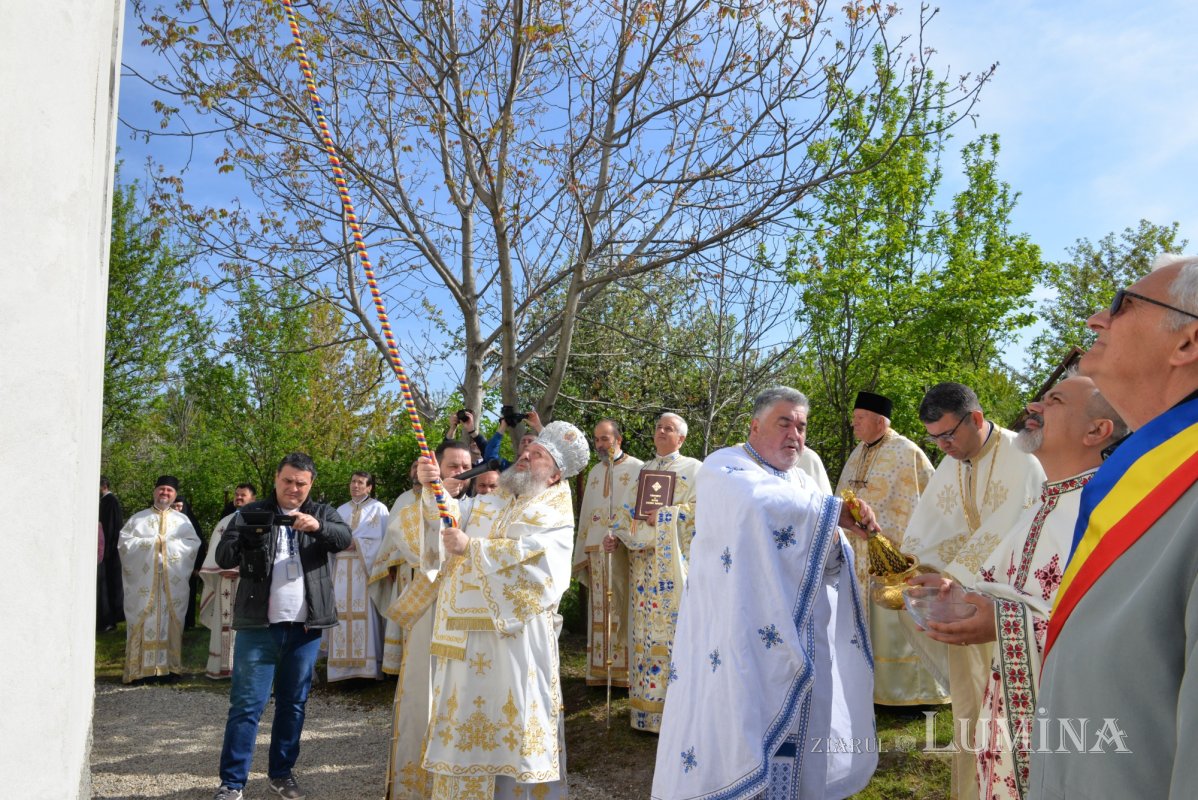 Veșmânt de sfințenie pentru un nou lăcaș de rugăciune prahovean 212811