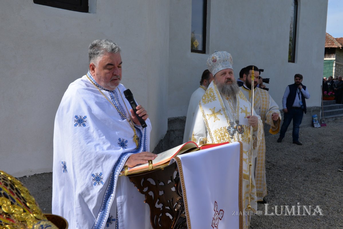 Veșmânt de sfințenie pentru un nou lăcaș de rugăciune prahovean 212812