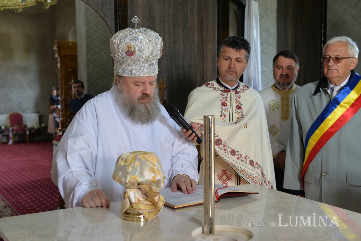 Veșmânt de sfințenie pentru un nou lăcaș de rugăciune prahovean 212815