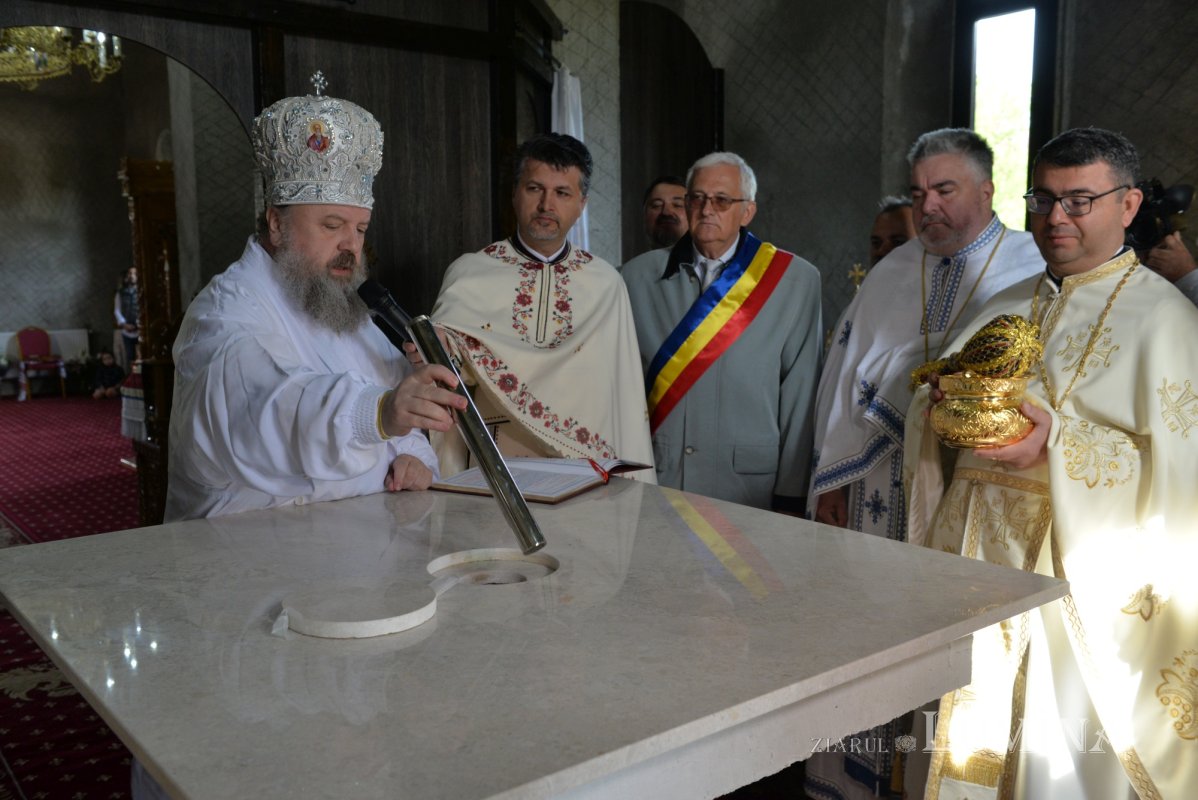 Veșmânt de sfințenie pentru un nou lăcaș de rugăciune prahovean 212817