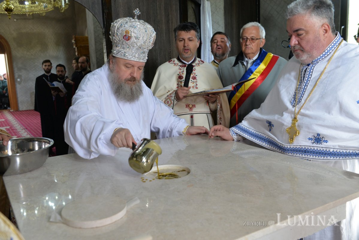Veșmânt de sfințenie pentru un nou lăcaș de rugăciune prahovean 212820