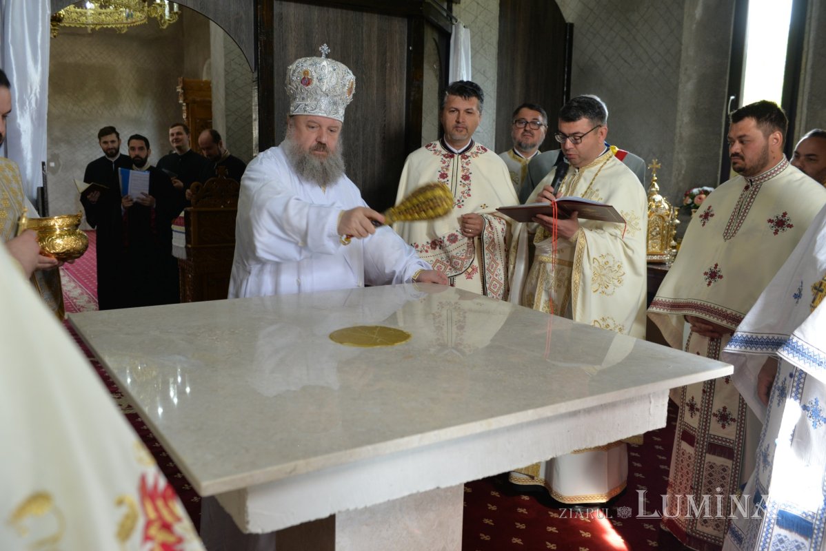Veșmânt de sfințenie pentru un nou lăcaș de rugăciune prahovean 212826