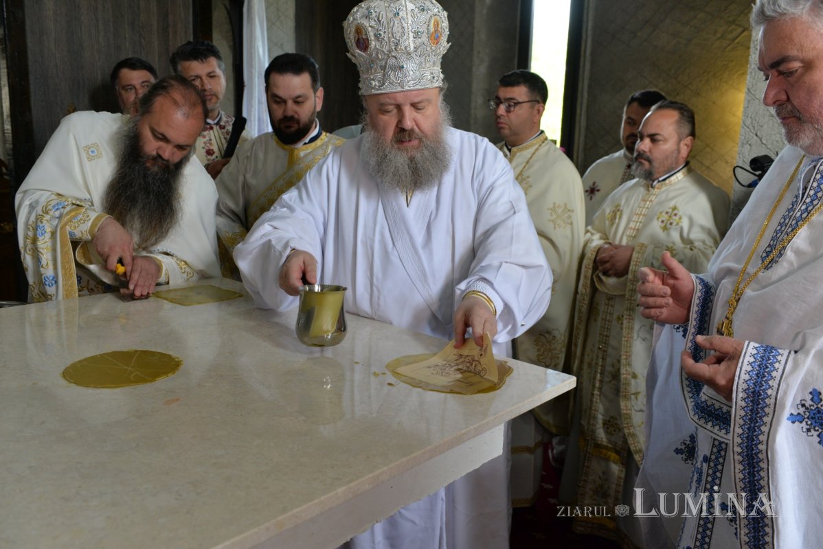 Veșmânt de sfințenie pentru un nou lăcaș de rugăciune prahovean 212829