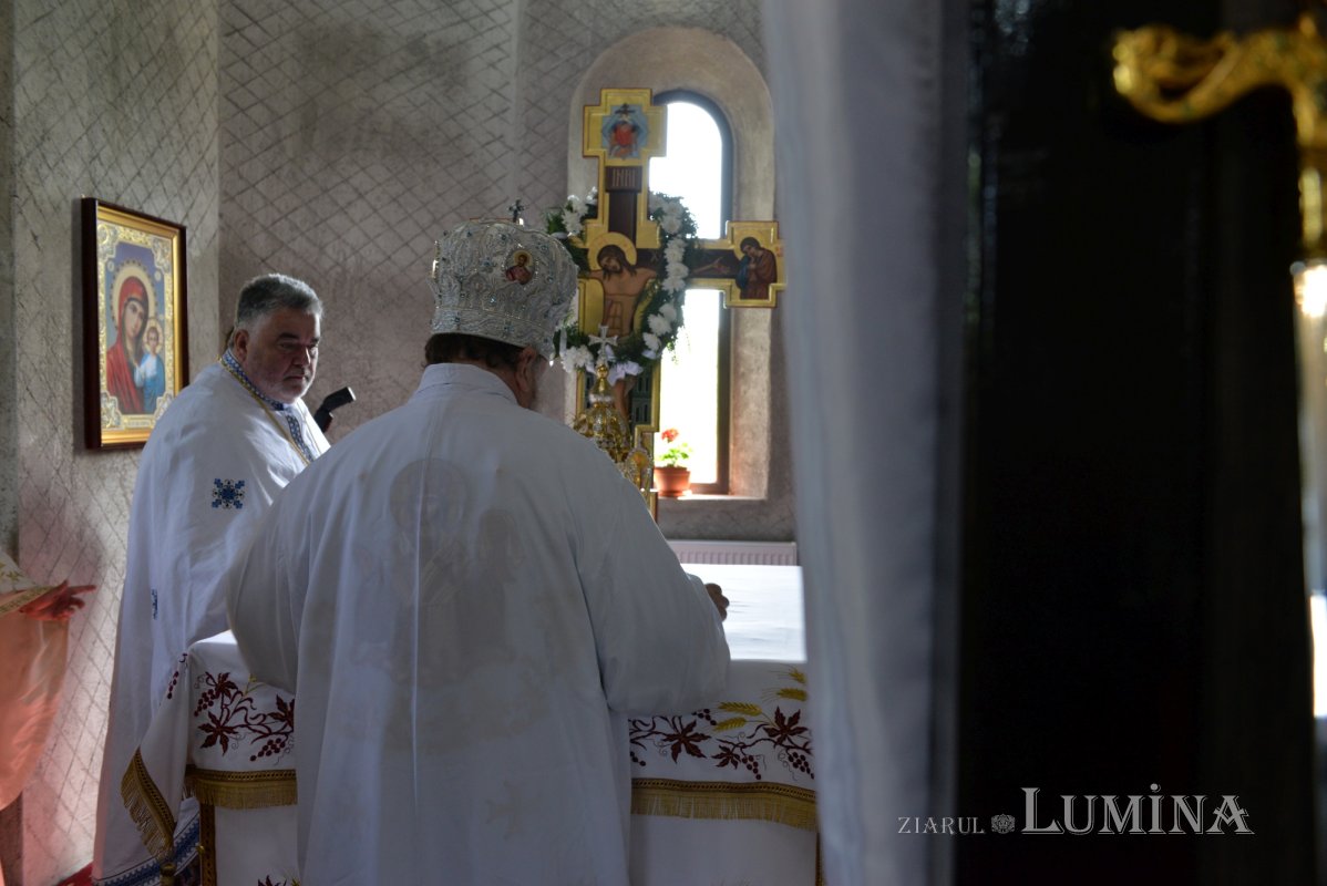 Veșmânt de sfințenie pentru un nou lăcaș de rugăciune prahovean 212832