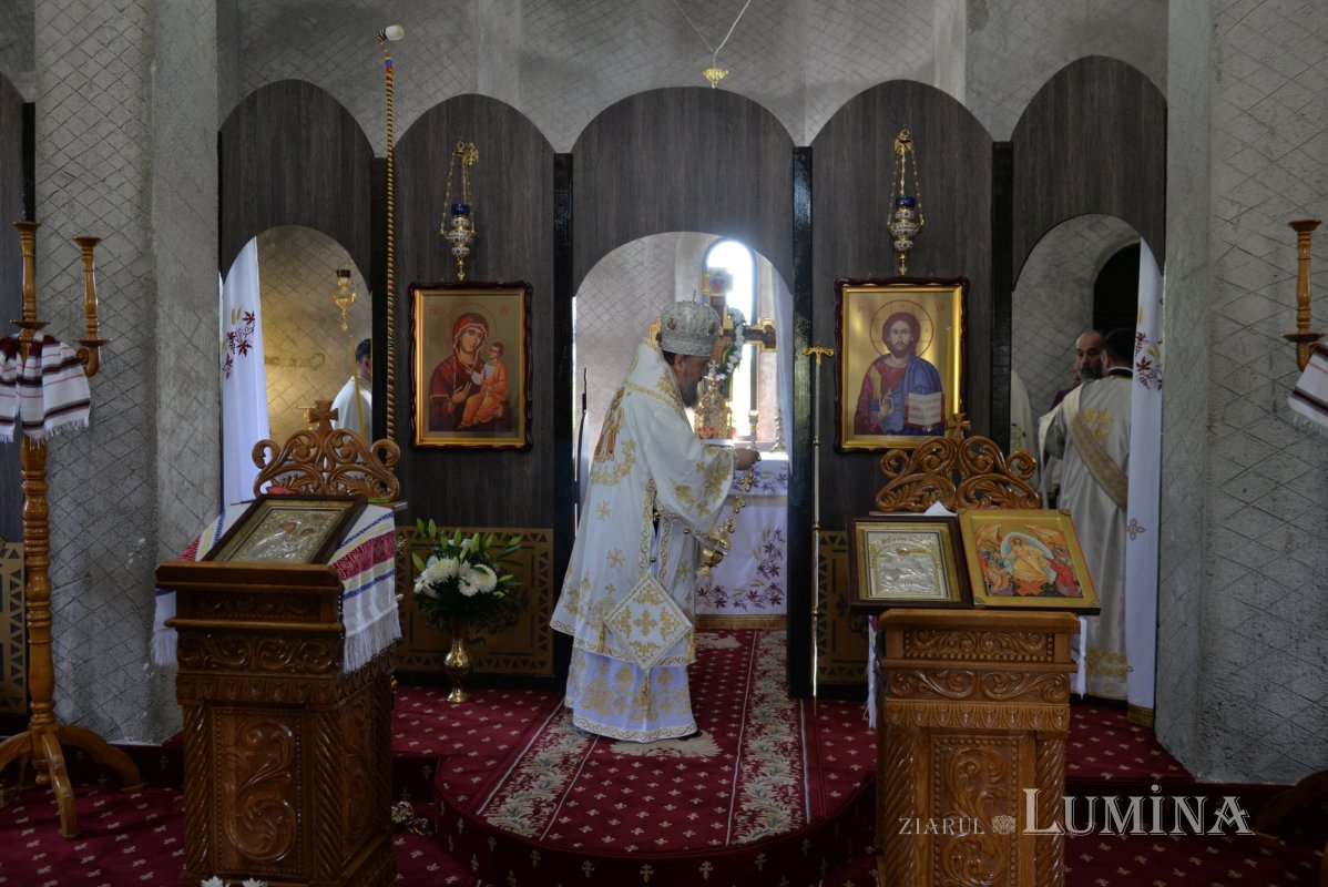 Veșmânt de sfințenie pentru un nou lăcaș de rugăciune prahovean 212833