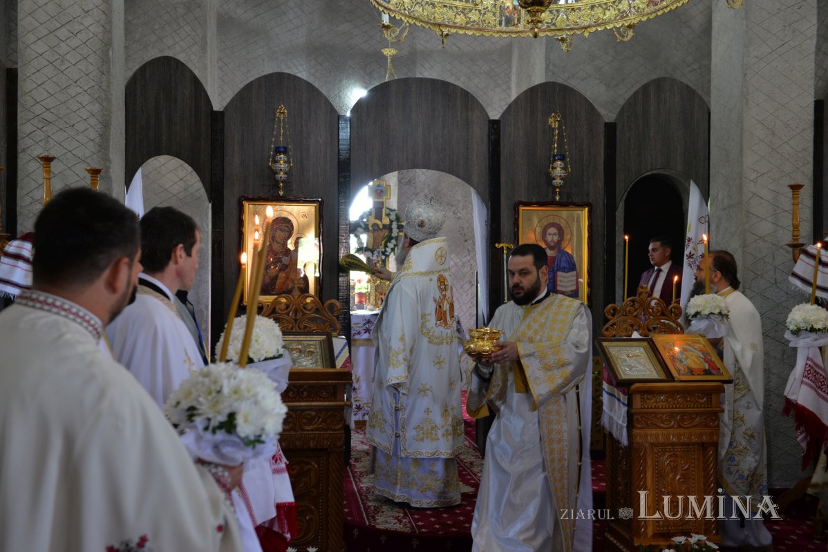 Veșmânt de sfințenie pentru un nou lăcaș de rugăciune prahovean 212836