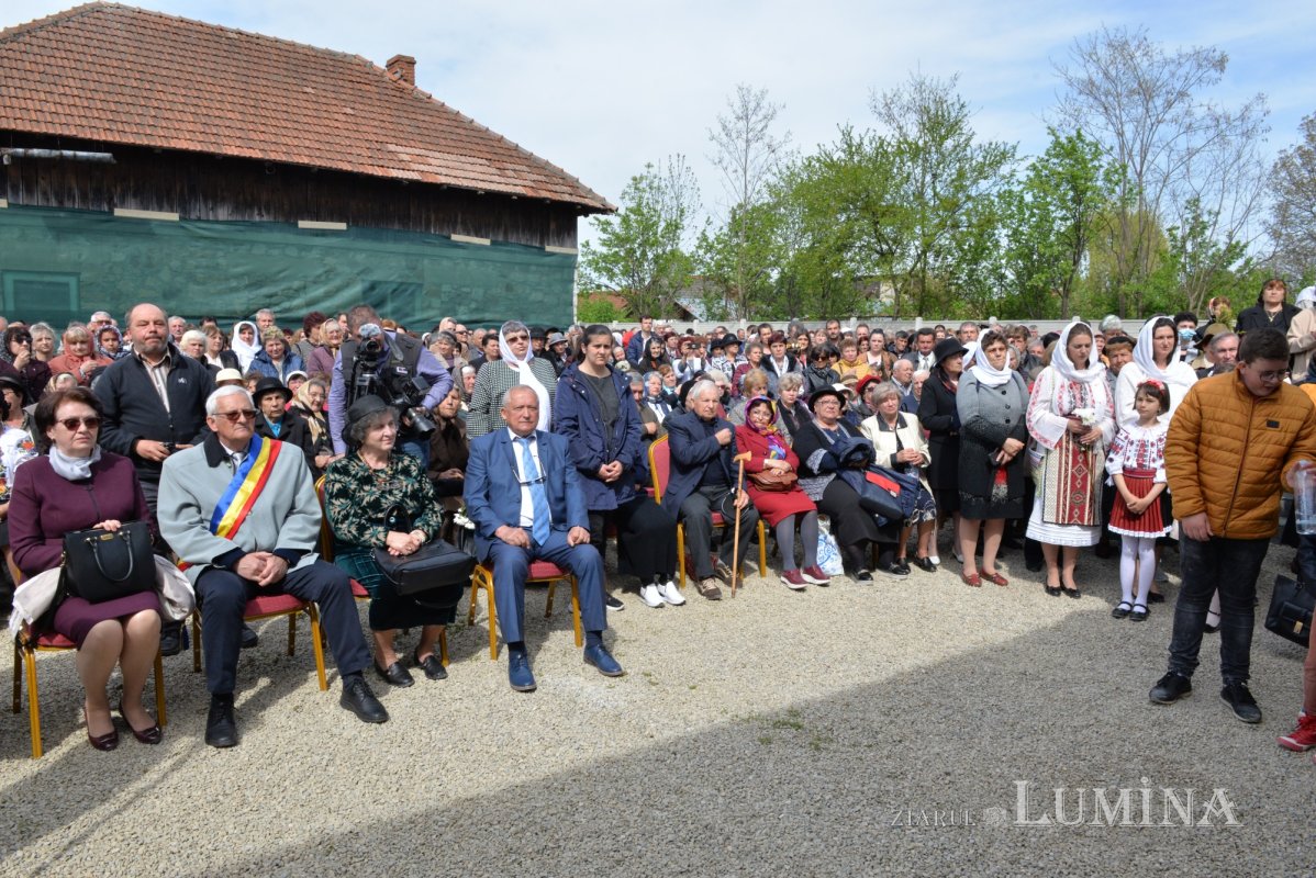 Veșmânt de sfințenie pentru un nou lăcaș de rugăciune prahovean 212839