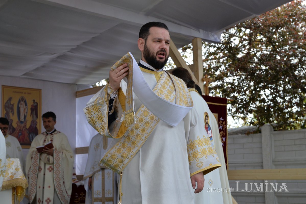 Veșmânt de sfințenie pentru un nou lăcaș de rugăciune prahovean 212844