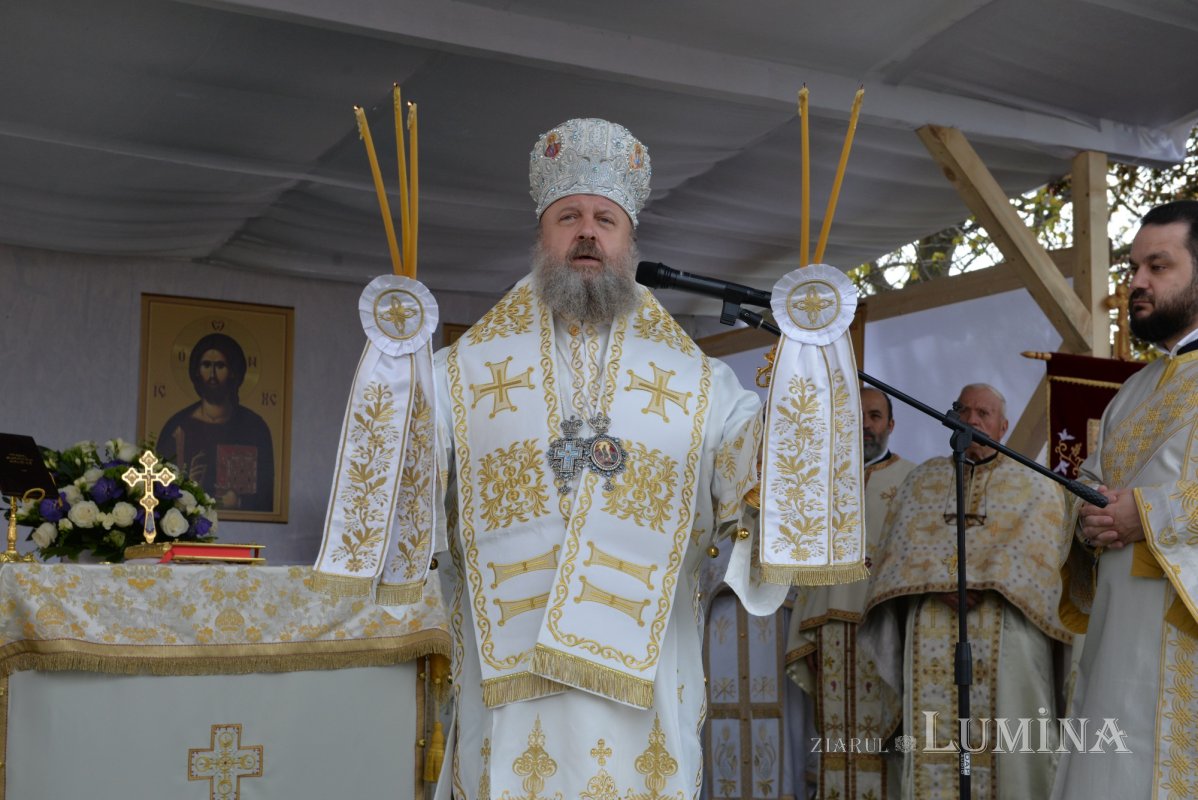 Veșmânt de sfințenie pentru un nou lăcaș de rugăciune prahovean 212846