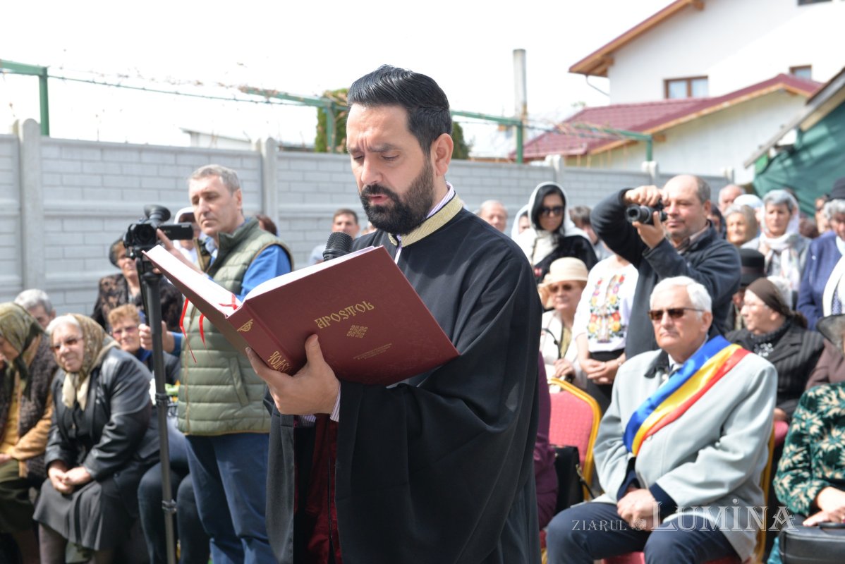 Veșmânt de sfințenie pentru un nou lăcaș de rugăciune prahovean 212847