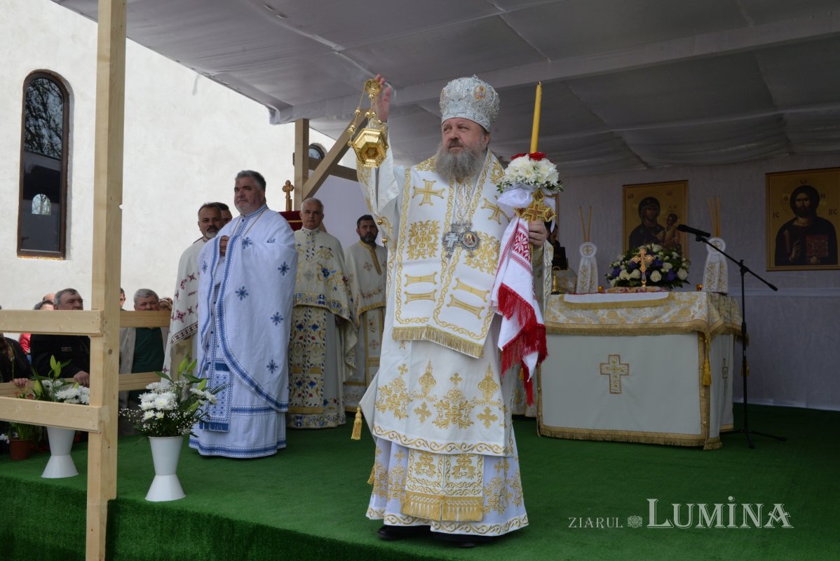 Veșmânt de sfințenie pentru un nou lăcaș de rugăciune prahovean 212851