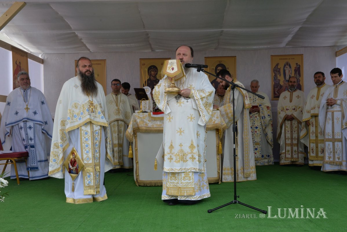 Veșmânt de sfințenie pentru un nou lăcaș de rugăciune prahovean 212852