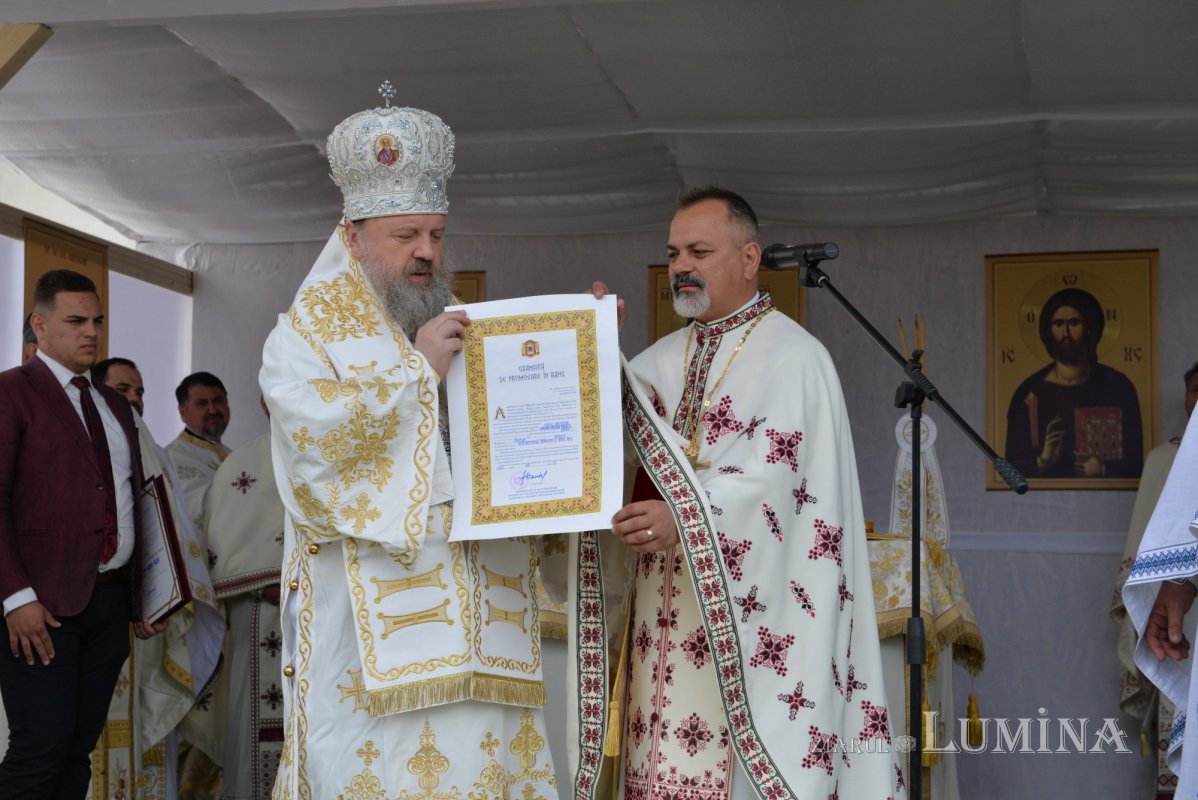 Veșmânt de sfințenie pentru un nou lăcaș de rugăciune prahovean 212857