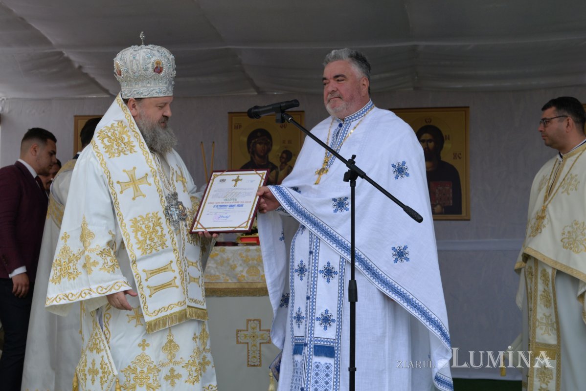 Veșmânt de sfințenie pentru un nou lăcaș de rugăciune prahovean 212858