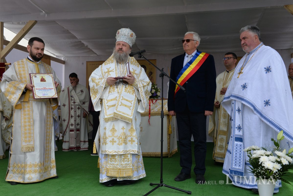 Veșmânt de sfințenie pentru un nou lăcaș de rugăciune prahovean 212859