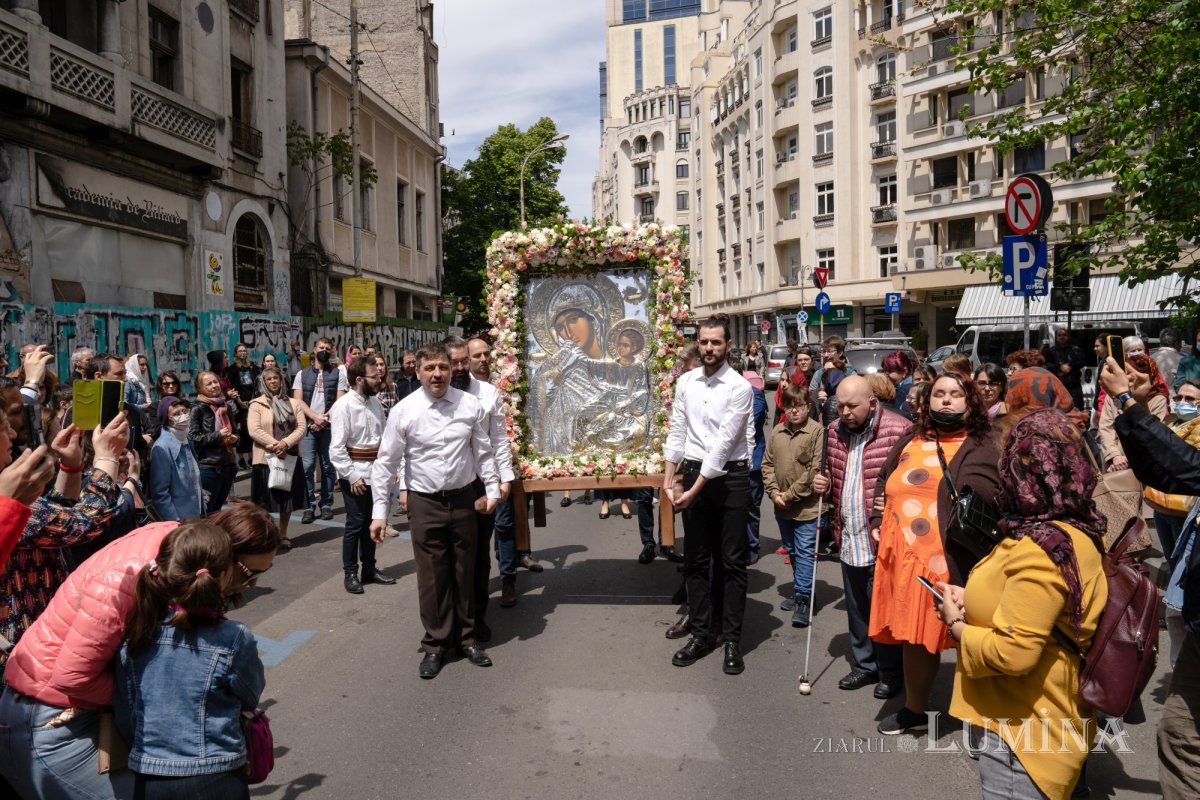 Sărbătoare la Biserica „Sfântul Nicolae”-Dintr-o zi din Bucureşti 213166