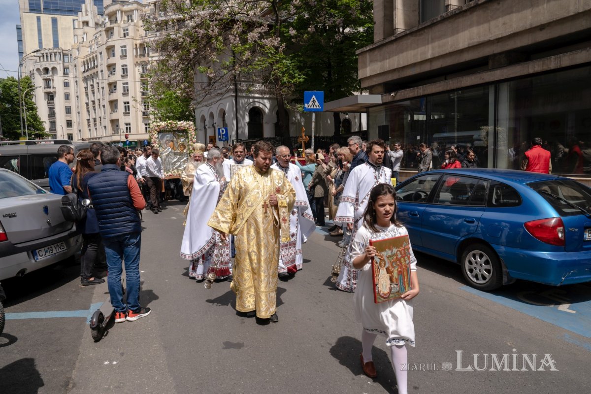 Sărbătoare la Biserica „Sfântul Nicolae”-Dintr-o zi din Bucureşti 213169