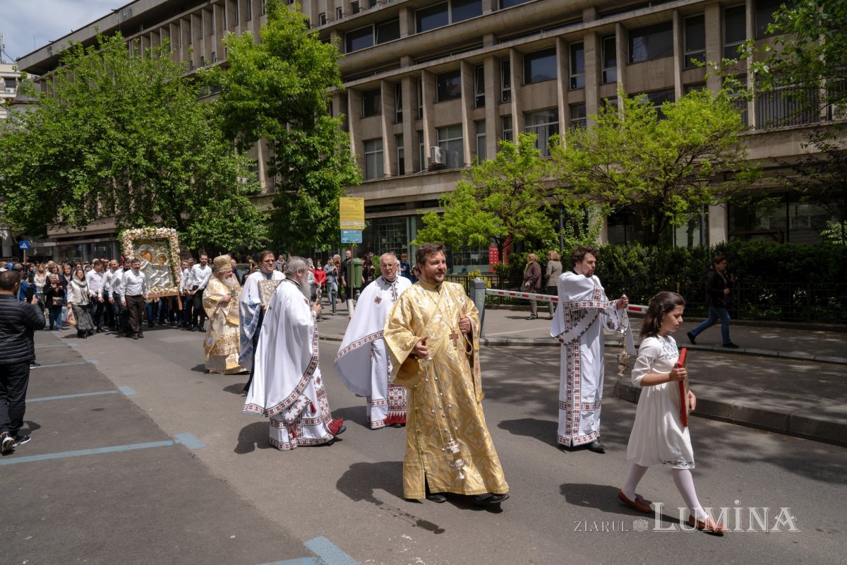 Sărbătoare la Biserica „Sfântul Nicolae”-Dintr-o zi din Bucureşti 213173