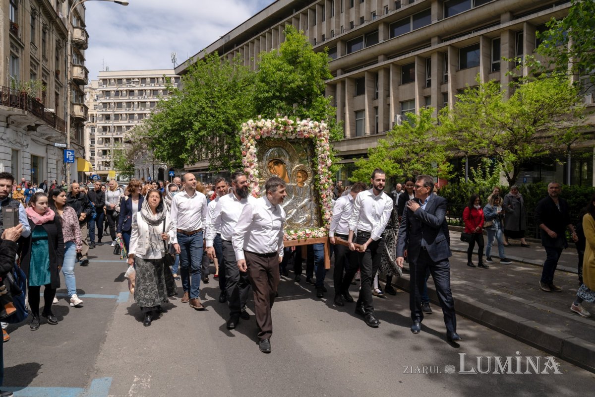 Sărbătoare la Biserica „Sfântul Nicolae”-Dintr-o zi din Bucureşti 213176