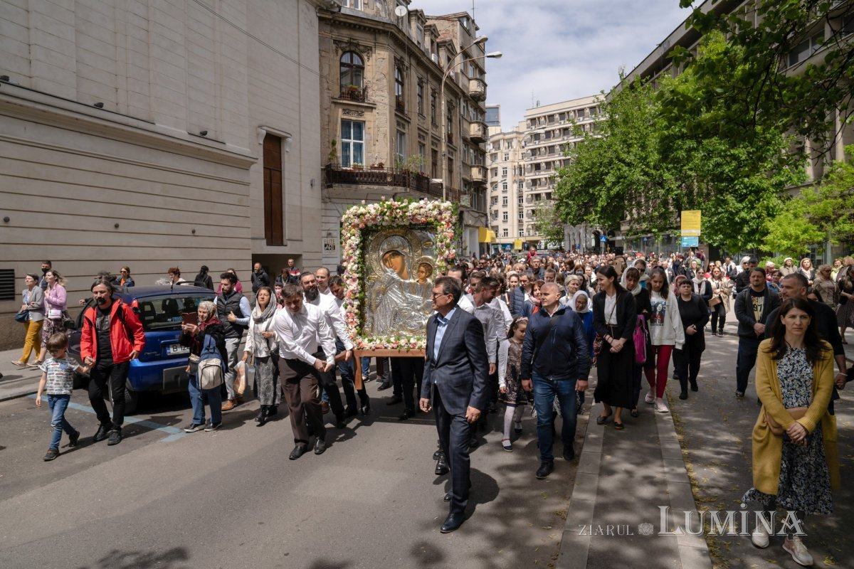 Sărbătoare la Biserica „Sfântul Nicolae”-Dintr-o zi din Bucureşti 213177