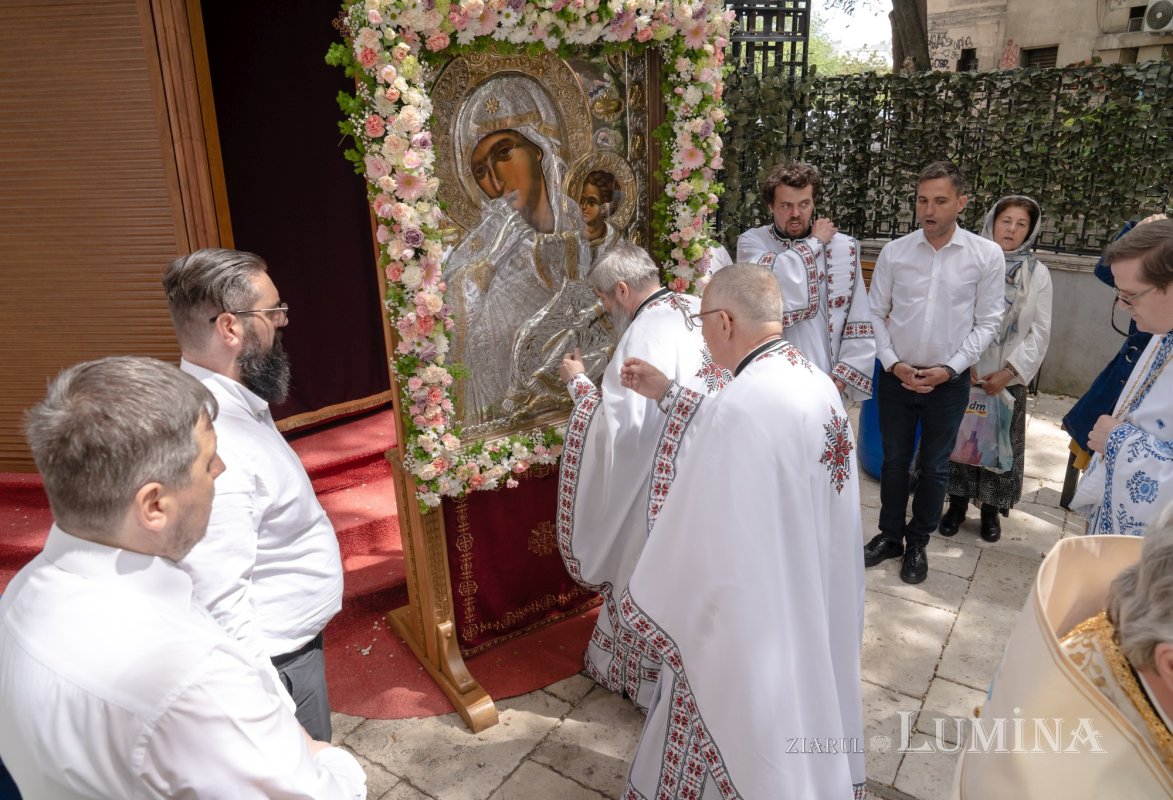 Sărbătoare la Biserica „Sfântul Nicolae”-Dintr-o zi din Bucureşti 213218