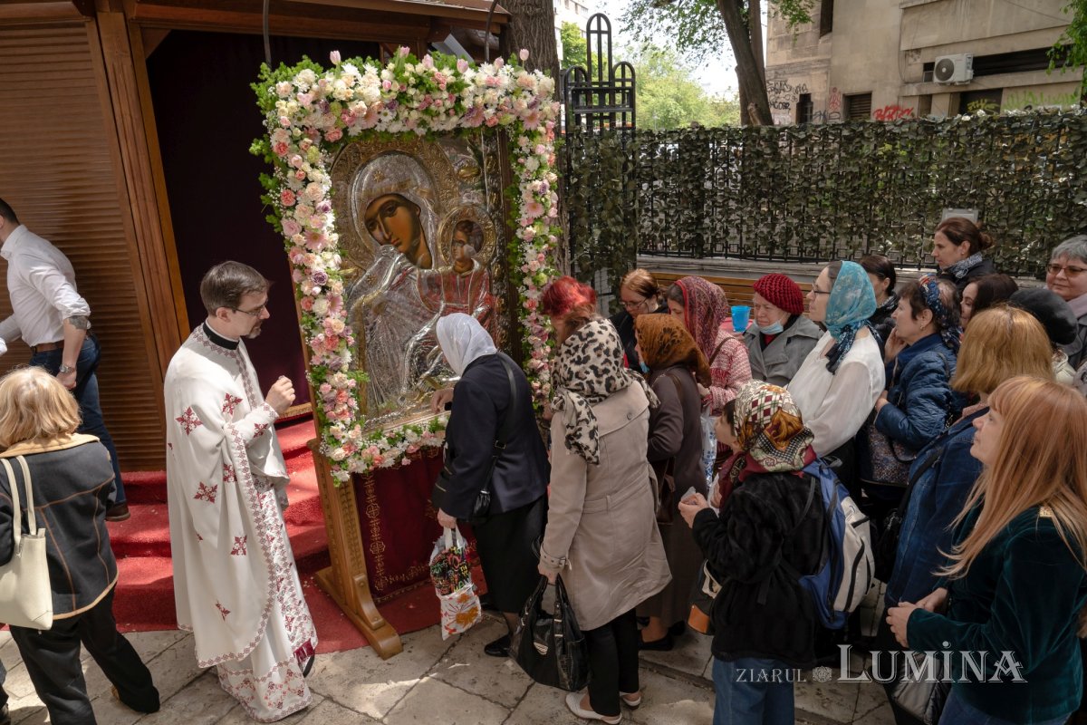 Sărbătoare la Biserica „Sfântul Nicolae”-Dintr-o zi din Bucureşti 213224