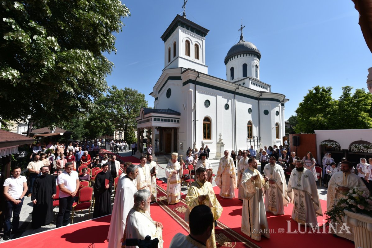 Veșmânt de har pentru biserica Parohiei Icoanei din Capitală 214800