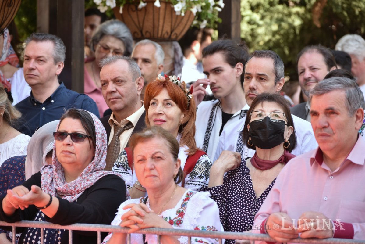 Veșmânt de har pentru biserica Parohiei Icoanei din Capitală 214802