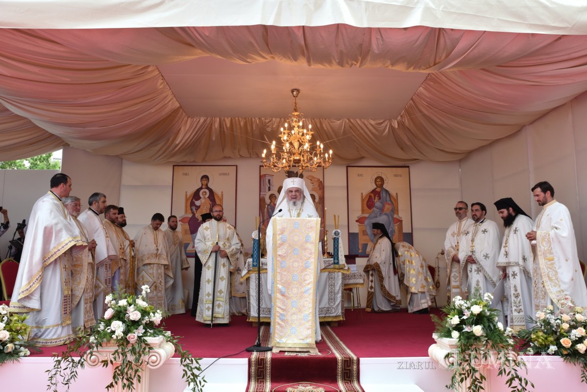 Veșmânt de har pentru biserica Parohiei Icoanei din Capitală 214811