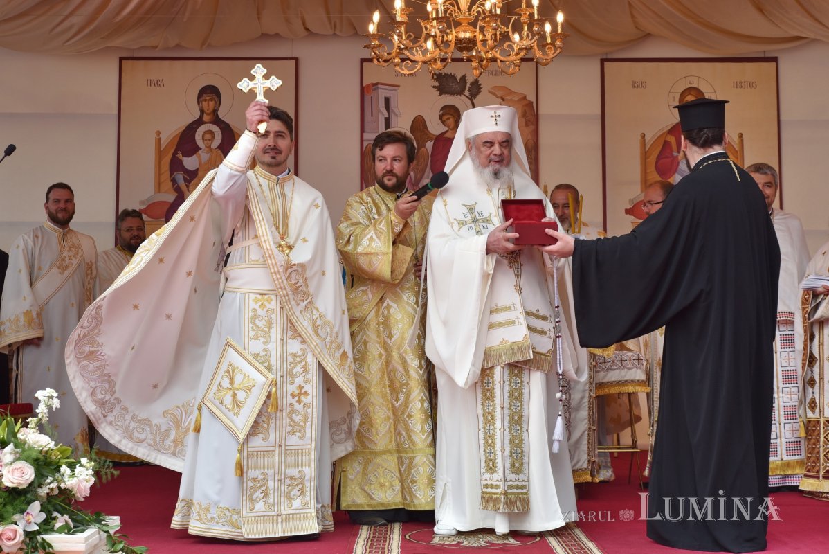 Veșmânt de har pentru biserica Parohiei Icoanei din Capitală 214824