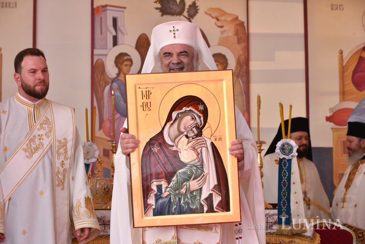 Veșmânt de har pentru biserica Parohiei Icoanei din Capitală 214829