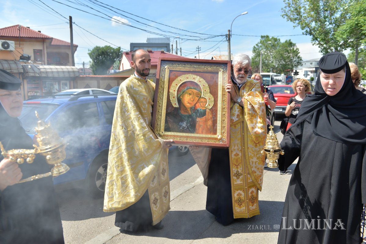 Procesiune cu Icoana Maicii Domnului „Siriaca” la o biserică din Capitală 216078