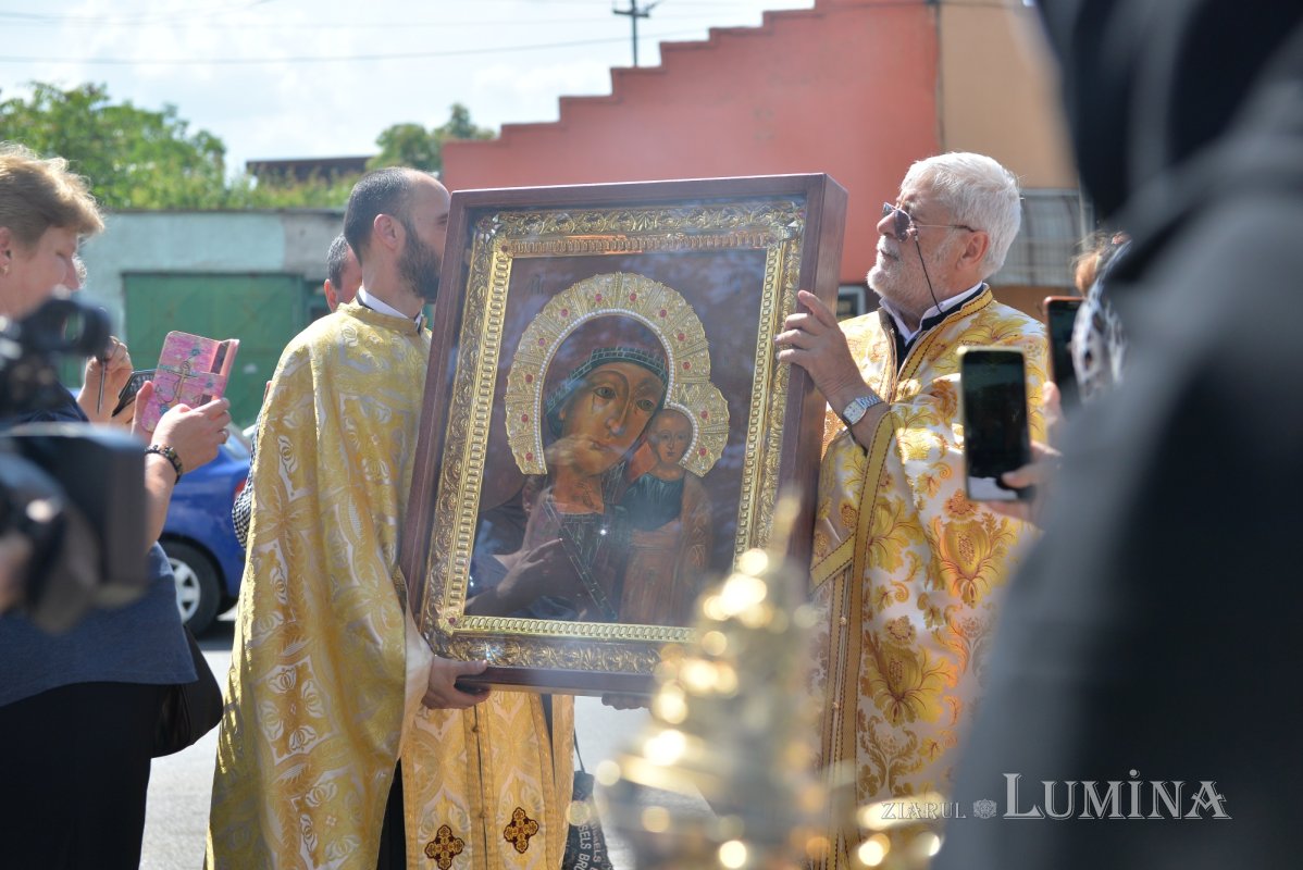 Procesiune cu Icoana Maicii Domnului „Siriaca” la o biserică din Capitală 216079