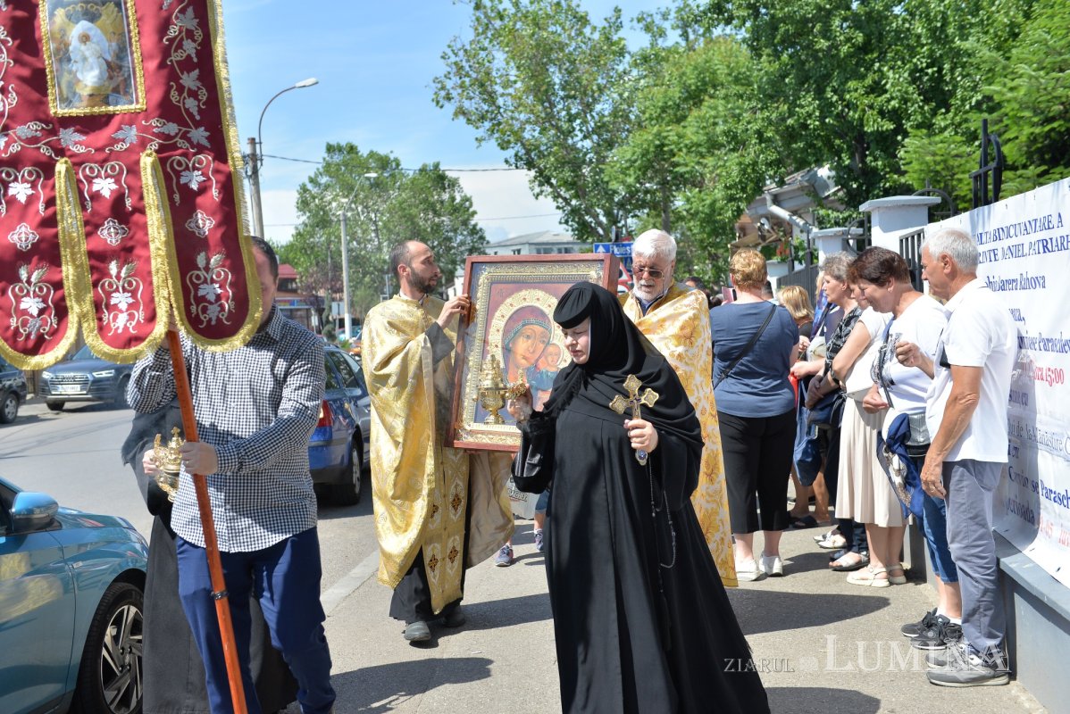 Procesiune cu Icoana Maicii Domnului „Siriaca” la o biserică din Capitală 216080