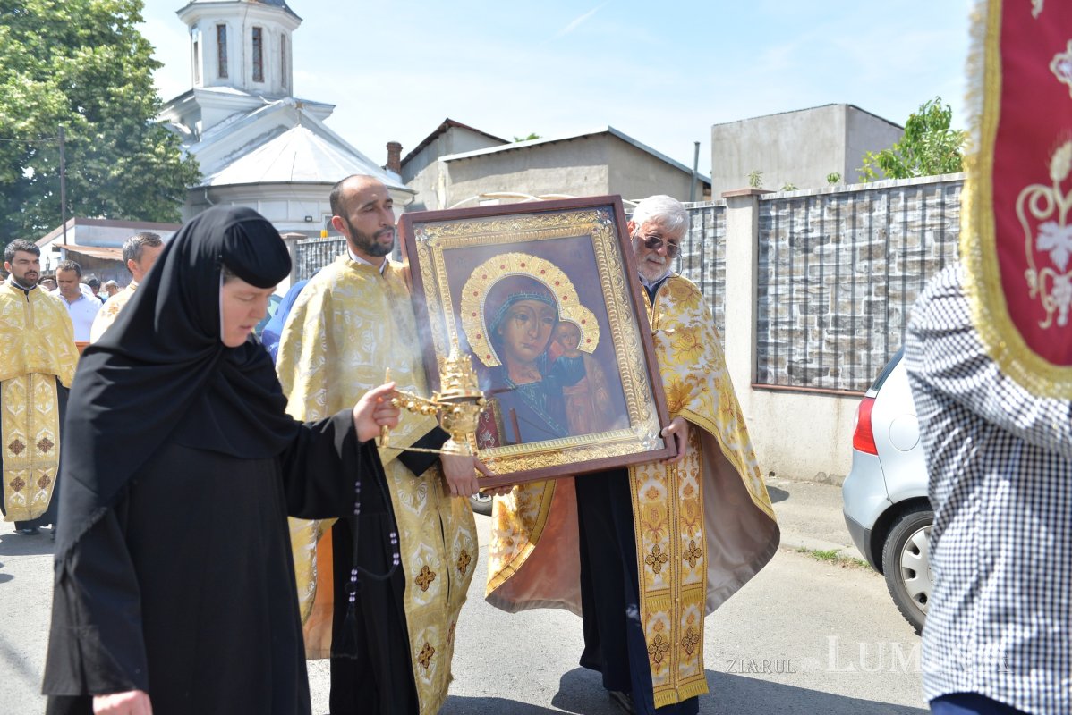 Procesiune cu Icoana Maicii Domnului „Siriaca” la o biserică din Capitală 216081