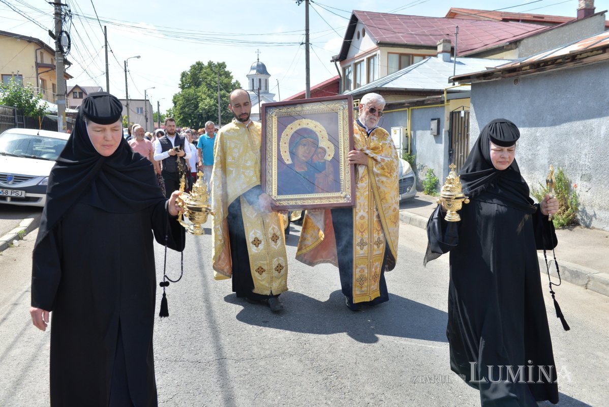 Procesiune cu Icoana Maicii Domnului „Siriaca” la o biserică din Capitală 216084