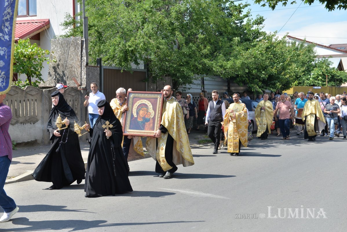 Procesiune cu Icoana Maicii Domnului „Siriaca” la o biserică din Capitală 216085