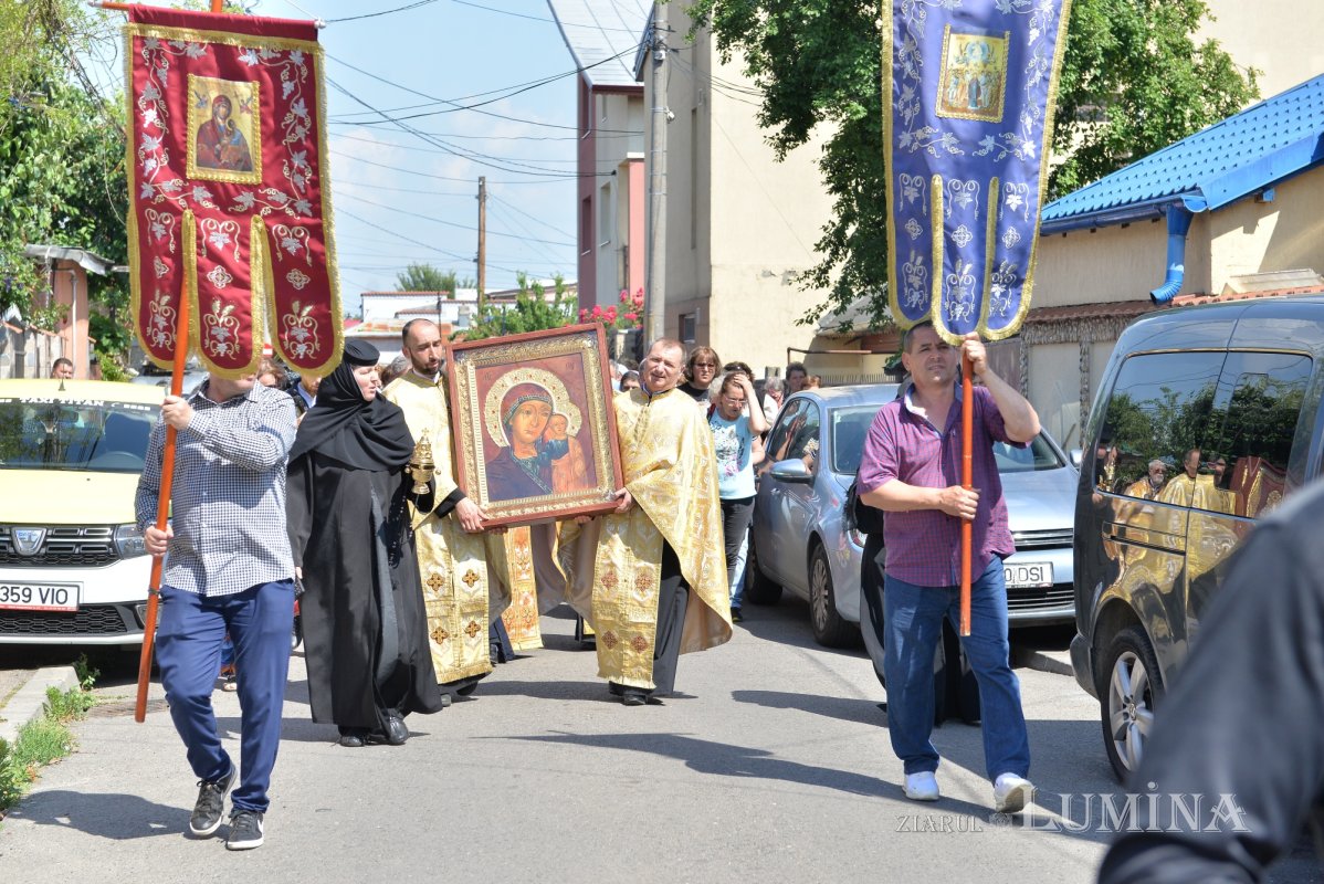 Procesiune cu Icoana Maicii Domnului „Siriaca” la o biserică din Capitală 216086